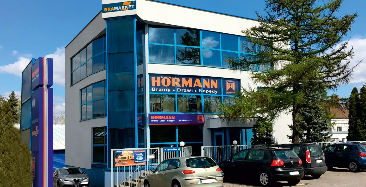 widok na parking i budynek fimy